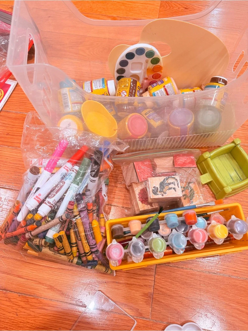Early Learner Kit: Highlights magazines, coloring books,portfolio &. More